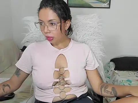 sarahlovexxv live cam on StripChat