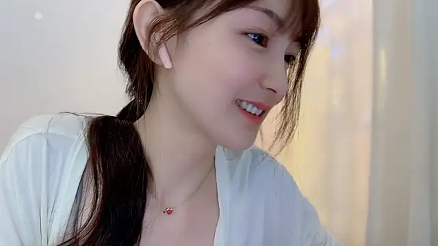 LH7 live cam on StripChat