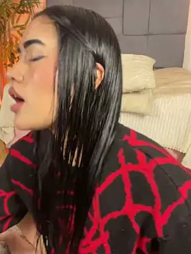 SweetiePie_3 live cam on StripChat