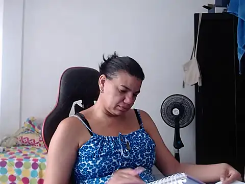 Adriana_0312 live cam on StripChat