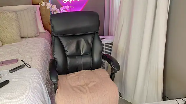 Lenaxox live cam on StripChat