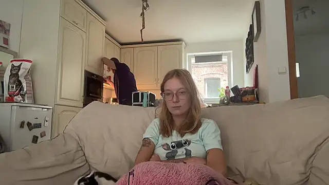 DouceMarine live cam on StripChat