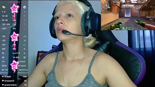 blondegamerr live cam on StripChat
