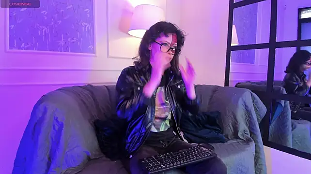 AliceMadnes live cam on StripChat