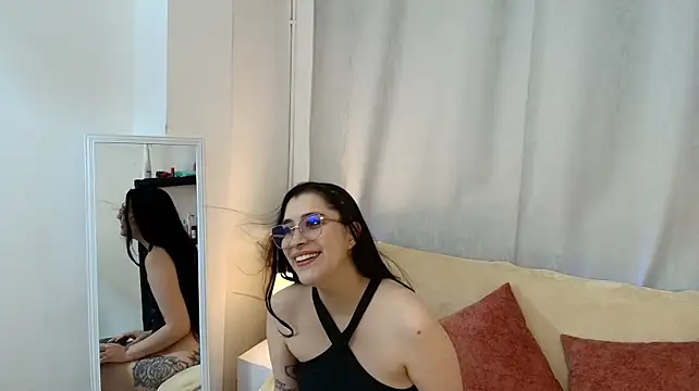 Violet_Cherry10 live cam on StripChat