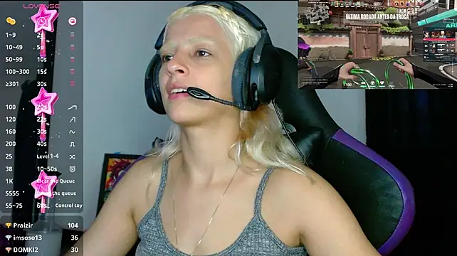 blondegamerr live cam on StripChat