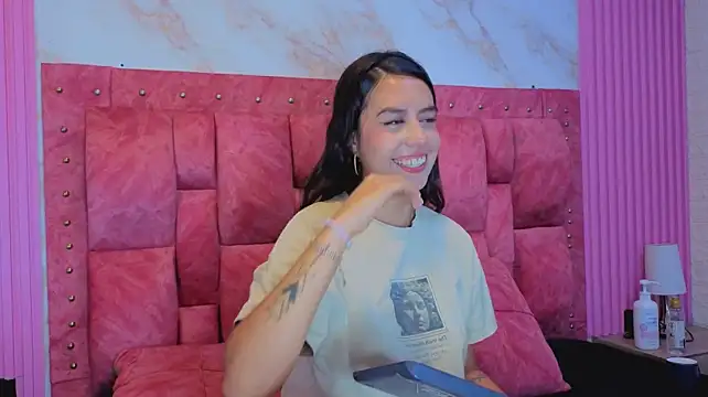 Alahia_Bloom live cam on StripChat
