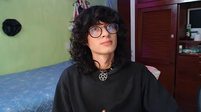 Naomi_uwu live cam on StripChat
