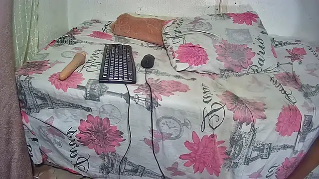Sophie-Lilly live cam on StripChat