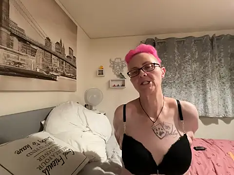 Curvy-Jinx live sex cam