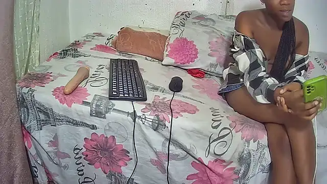 Sophie-Lilly live cam on StripChat