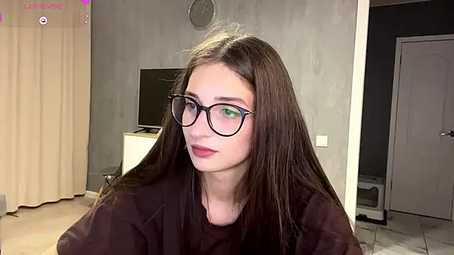 EmiliMonre live cam on StripChat