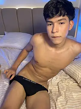GoldenBenn live cam on StripChat