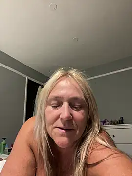 Blondnboujee53 live cam on StripChat