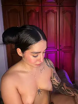 KaditaNavarro live cam on StripChat