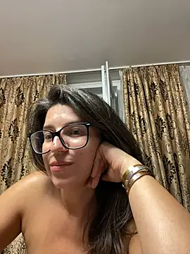 NadiraNoor live cam on StripChat