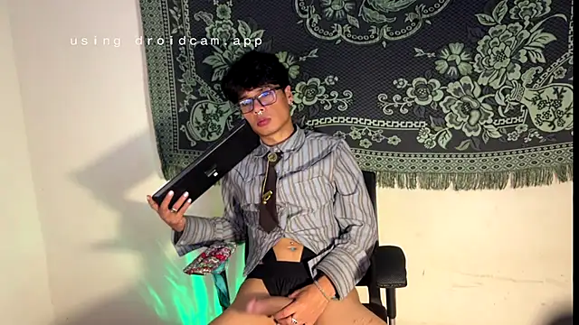 maximo_2019 live cam on StripChat