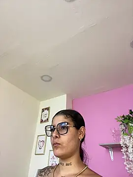 LauraRaider live cam on StripChat