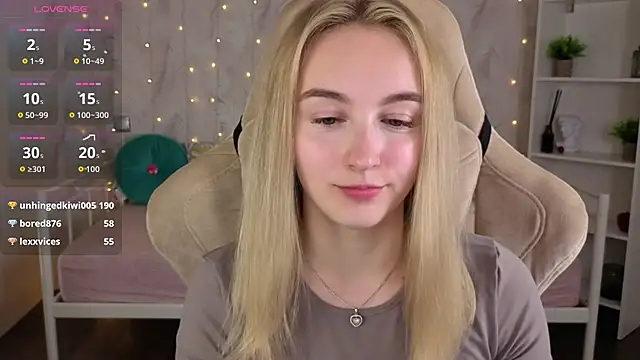 Shy_Polly live cam on StripChat