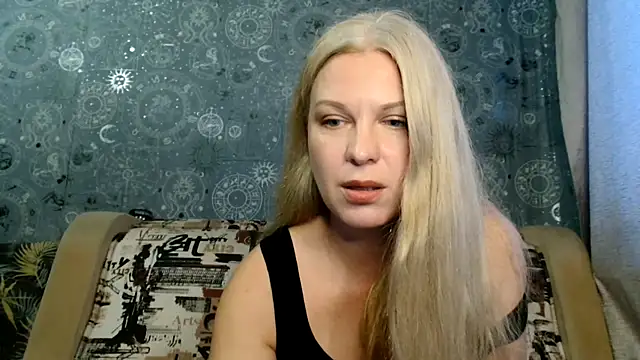 BlondeFox live cam on StripChat