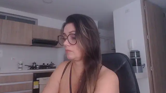 LovePaula live cam on StripChat