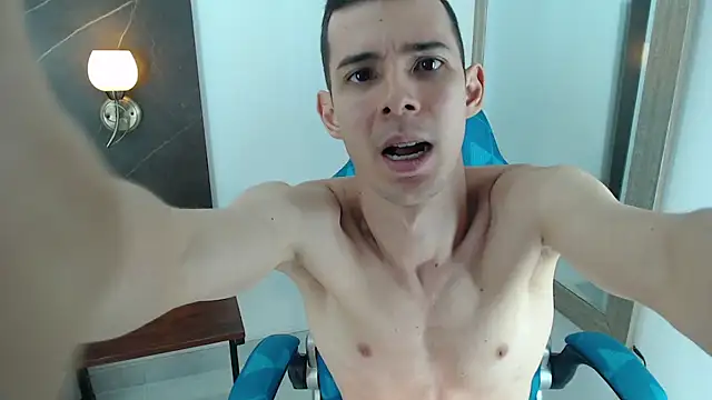 Brandon_Wolf live cam on StripChat
