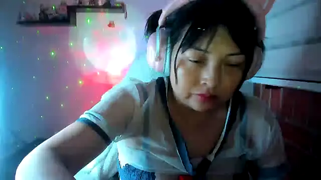 Shaddycute_ live cam on StripChat