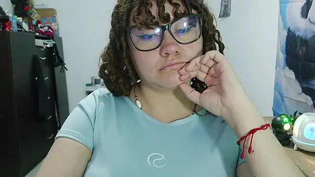 curly_greeneyed live cam on StripChat