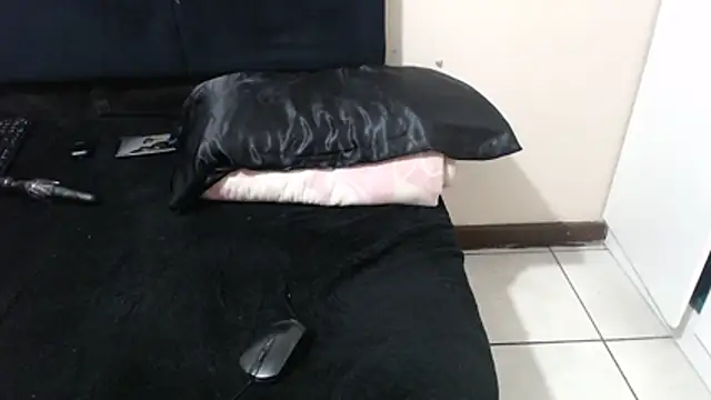 SweetHotBabby18 live cam on StripChat