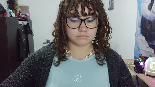 curly_greeneyed live cam on StripChat
