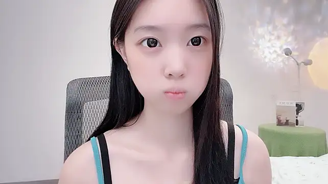 Yoyo33355 live cam on StripChat