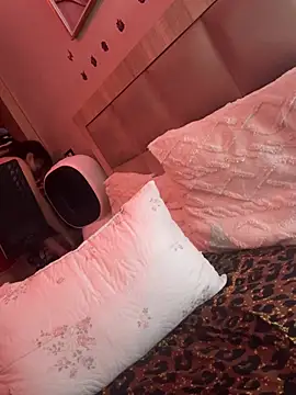YaraQueen live cam on StripChat