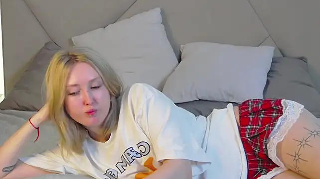 MarianeSun live cam on StripChat