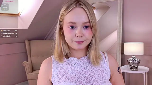 ElaraVance live cam on StripChat