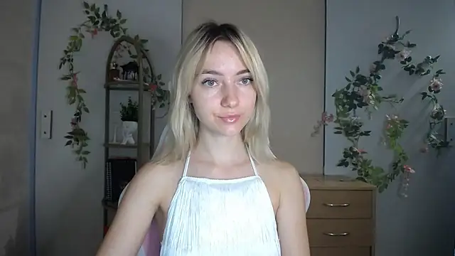LuciaYoung live cam on StripChat