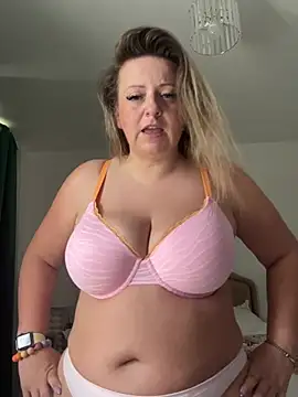 Poppyshaw_ live cam on StripChat