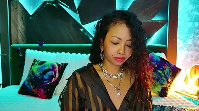 ElyaQuinn live cam on StripChat