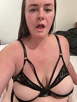carinabro10 live cam on StripChat