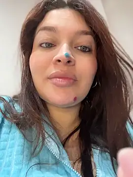 sarahreyess_11 live cam on StripChat
