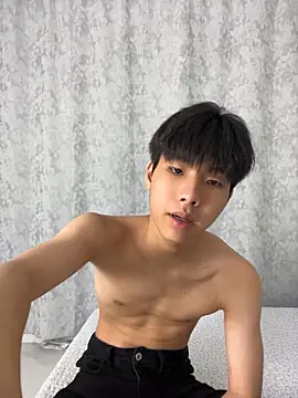 guoguo18 live cam on StripChat