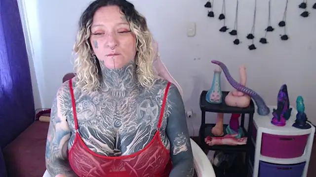 SLOPPYTITSS live cam on StripChat