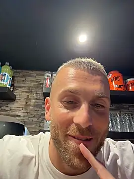 Johnytrain live cam on StripChat