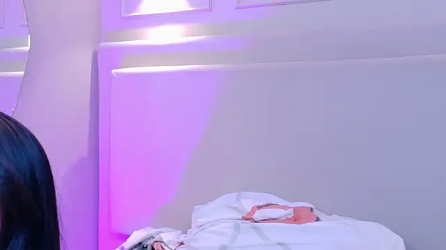NaomiKlarc live cam on StripChat