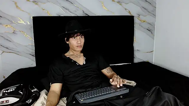 MaximilianRoth live cam on StripChat