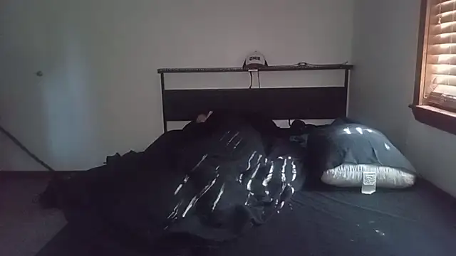 Opondestre00420 live cam on StripChat