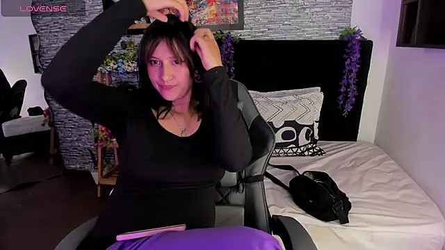 eyes_moonn live cam on StripChat