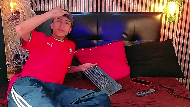 heyy_noah11 live cam on StripChat