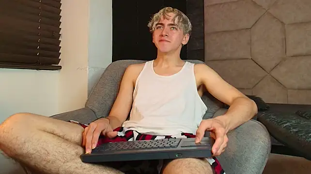 Tyler_Mcrey live cam on StripChat