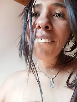 Ivon_C live cam on StripChat