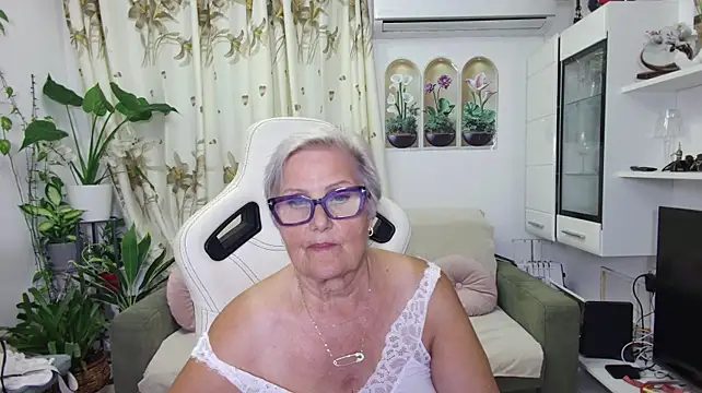 Selenna57 live cam on StripChat